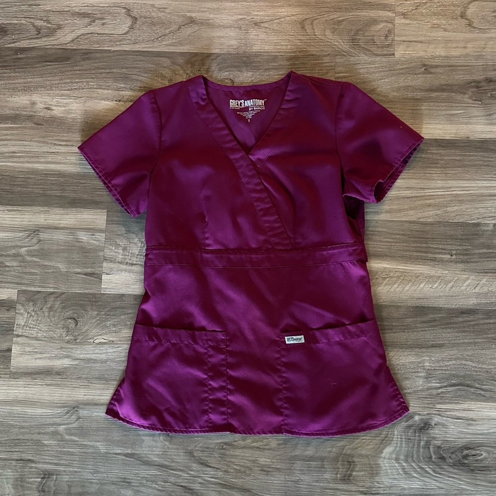 GREYS ANATOMY SCRUB TOP BURGUNDY SMALL